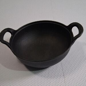 Black Cast Iron Cooking Pan